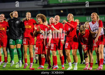 Farum, Dänemark. September 2025. Die Spieler des FC Nordsjaelland wurden nach dem Qualifikationsspiel des UEFA-Europapokals der Frauen zwischen dem FC Nordsjaelland und Kups rechts im Dream Park in Farum gefeiert. Quelle: Gonzales Photo/Alamy Live News Stockfoto
