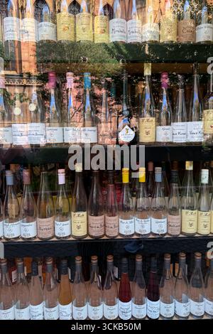 Ausstellung von verschiedenen französischen Obstbrand- und Likörflaschen in einem Schaufenster in Colmar. Colmar, Frankreich - 19. August 2025 Stockfoto