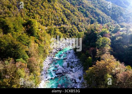 Kristallklarer türkiser Soča-Fluss, der durch die Julischen Alpen in Slowenien fließt, umgeben von dramatischen Bergen und unberührter Alpenlandschaft. Stockfoto