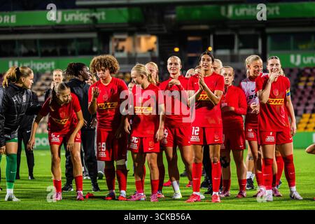 Farum, Dänemark. September 2025. Die Spieler des FC Nordsjaelland wurden nach dem Qualifikationsspiel des UEFA-Europapokals der Frauen zwischen dem FC Nordsjaelland und Kups rechts im Dream Park in Farum gefeiert. Quelle: Gonzales Photo/Alamy Live News Stockfoto