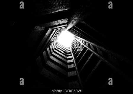 Ein Schwarzweiß-Foto von Chongqings Haitangxi Tube Building, aufgenommen vom Boden mit Blick nach oben. Stockfoto