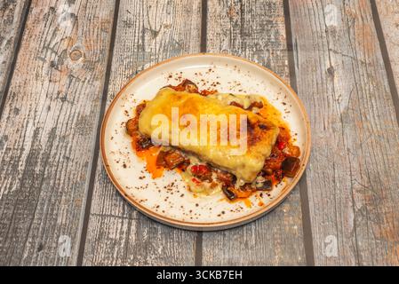 Gebackener Kabeljau mit Mandel- und provenzalischer Kräuterkruste, serviert auf einer Piquillo-Paprikaschote und gebackenen Kartoffeln Stockfoto