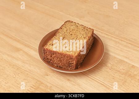 Matcha-Kuchen mit einer charakteristischen, leuchtenden grünen Farbe, gekrönt mit weißer Schokoladencreme und mit frischen Minzblättern dekoriert Stockfoto