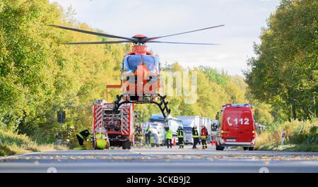 Pattensen, Deutschland. September 2025. Ein Luftrettungshubschrauber startet am Unfallort auf der Bundesautobahn B3 in der Region Hannover. Heute Morgen war ein LKW-Fahrer von der B3 über die entgegenkommende Spur gefahren und auf mehrere Bäume gestoßen. Quelle: Julian Stratenschulte/dpa/Alamy Live News Stockfoto