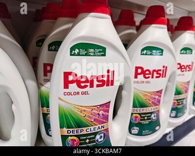Flaschen Persil Farbgel Waschmittel auf Supermarktregel Stockfoto