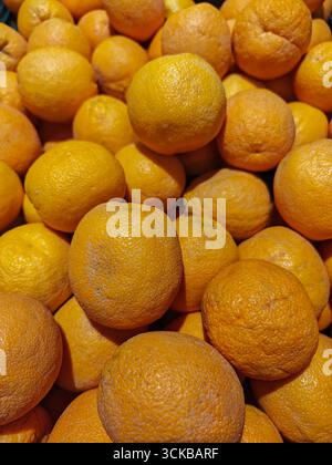 Frische Orangen stapelbar in einem Supermarkt Stockfoto