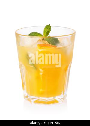 Orangensaft mit Eis im Glas, Minze und in Scheiben geschnittene ​​fruits isoliert auf weißem Hintergrund, Designelement Stockfoto