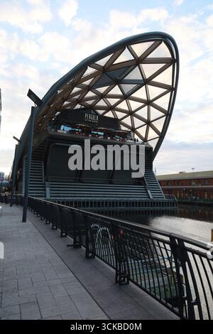 Der Crossrail Place ist ein modernes Erholungs- und Geschäftsgebäude mit einem geschwungenen Holzdach an der Themse in Canary Wharf, London. Stockfoto