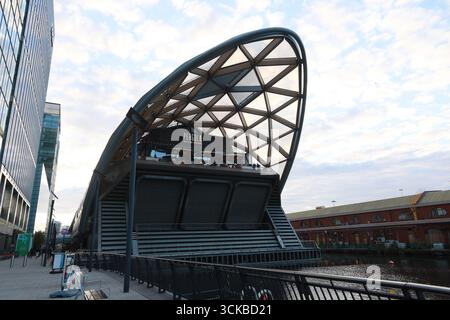 Der Crossrail Place ist ein modernes Erholungs- und Geschäftsgebäude mit einem geschwungenen Holzdach an der Themse in Canary Wharf, London. Stockfoto