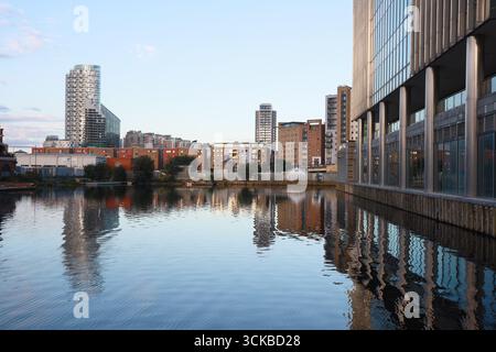 Moderne Bürogebäude und Geschäftsviertel in Canary Wharf, London, Großbritannien. Stockfoto