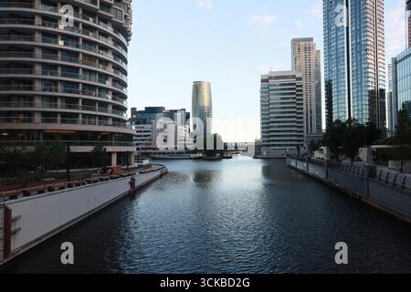 Canary Wharf an der Themse bietet eine Mischung aus architektonischen Stilen. Stockfoto