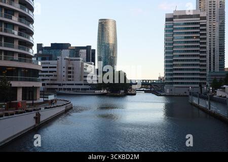 Canary Wharf an der Themse bietet eine Mischung aus architektonischen Stilen. Stockfoto