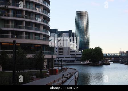 Canary Wharf an der Themse bietet eine Mischung aus architektonischen Stilen. Stockfoto