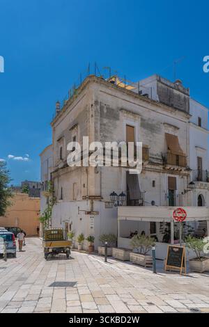 Ein Bild von Gebäuden zwischen Steingassen und mediterranen Balkonen im historischen Zentrum unter blauem Himmel, Süditalien. Grottaglie (Apulien, Italien) Stockfoto