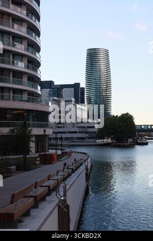 Canary Wharf an der Themse bietet eine Mischung aus architektonischen Stilen. Stockfoto