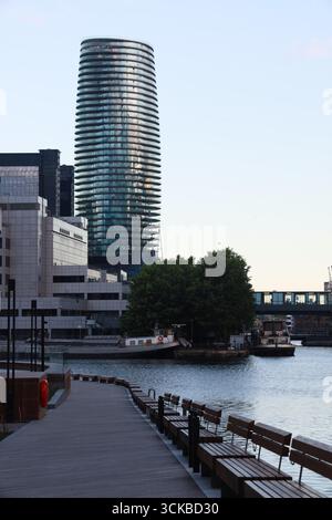 Canary Wharf an der Themse bietet eine Mischung aus architektonischen Stilen. Stockfoto