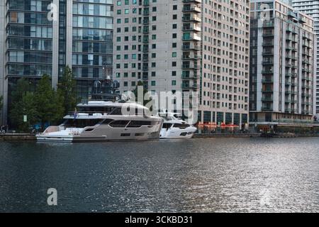 Yachten vor Anker auf der Themse in Canary Wharf in London docklands. Stockfoto