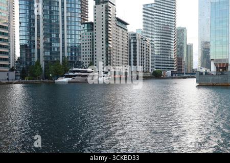 Yachten vor Anker auf der Themse in Canary Wharf in London docklands. Stockfoto