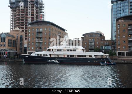 Yachten vor Anker auf der Themse in Canary Wharf in London docklands. Stockfoto