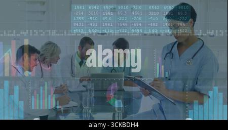 Medizinisches Team überprüft Dokumente im Krankenhauszimmer, mit Laptop-Clipboard Wassergläser Stethoskope. Gesundheitswesen, Zusammenarbeit, Professionalität, Clini Stockfoto