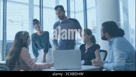Bei der Datenanalyse arbeiten Geschäftsleute mit digitalen Overlays im Büro mit Notebooks zusammen. Unternehmen, Teamwork, Innovation, modern, Analytics Stockfoto