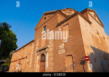 Alcalá de Henares, Spanien. August 2025. Das Äußere des Archäologischen und Paläontologischen Museums wird gezeigt und zeigt seine einzigartige Ziegelfassade Stockfoto