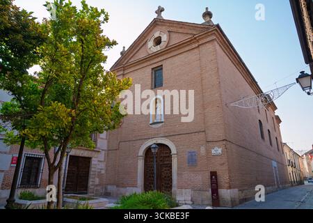 Alcalá de Henares, Spanien. August 2025. Die detailreiche Fassade und der Eingang des historischen Colegio San Felipe Neri werden an einem sonnigen Tag gezeigt Stockfoto