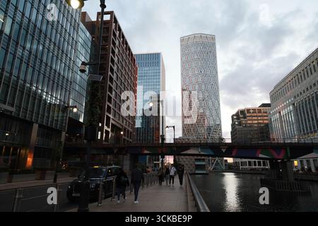 Moderne Bürogebäude und Geschäftsviertel in Canary Wharf, London, Großbritannien. Stockfoto