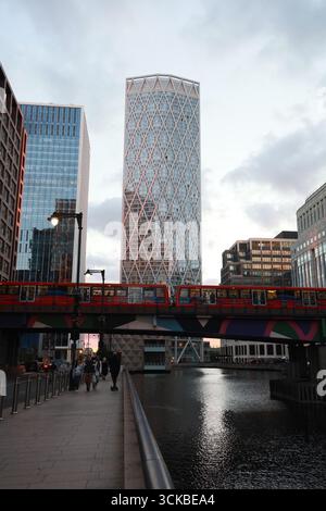 Die Docklands Light Rail (DLR) durchquert das wiederbelebte Finanz- und Wirtschaftszentrum Londons. Stockfoto