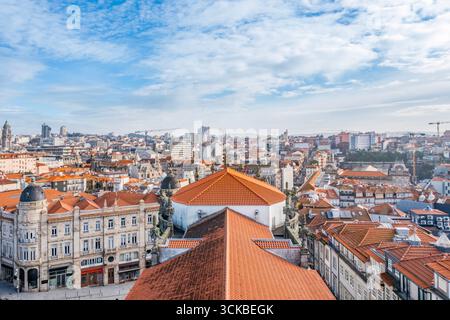 Blick Aus Der Vogelperspektive Vom Clerigos Tower Des Historischen Zentrums Von Porto Mit Traditioneller Portugiesischer Architektur. Rote Ziegeldächer, Barocke Kirche, Stadtlandschaft, Urban Stockfoto