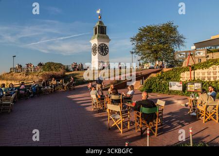 NOVI SAD, SERBIEN - 3. OKTOBER 2021: Menschen in einem Café in der Festung Petrovaradin in der Nähe der Uhr, Novi Sad, Serbien Stockfoto