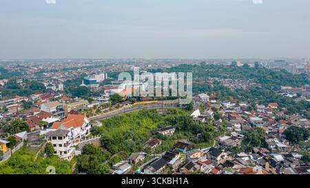Luftaufnahme eines dicht besiedelten Stadtgebietes mit gemischter Architektur. Stockfoto