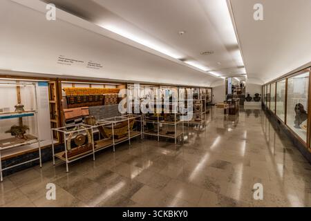 BELGRAD, SERBIEN - 8. OKTOBER 2021: Geschenke an Josip Broz Tito im Museum von Jugoslawien in Belgrad, Serbien Stockfoto