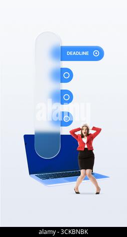 Schockierte Geschäftsfrau, die unter digitaler Terminerinnerung in surrealer Komposition steht Stockfoto