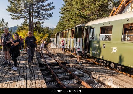 MOKRA GORA, SERBIEN - 5. OKTOBER 2021: Schmalspurbahn am Bahnhof Golubici von Sarganska Osmica (Sargan Eight), Serbien Stockfoto