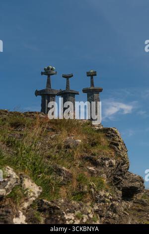 Das Sverd i Fjell Monument in der Nähe von Stavanger, Norwegen, zeigt drei Bronzeschwerter, die in Felsen eingebettet sind und die Schlacht am Hafrsfjord und die Vereinigung symbolisieren Stockfoto