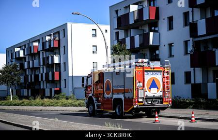 Berlin, Deutschland. September 2025. Ein Zivilschutzfahrzeug steht in einem Wohngebiet in Altglienicke im Stadtteil Treptow-Köpenick. Fast 14.000 Haushalte und Unternehmen im Südosten Berlins warteten am dritten Tag des weitverbreiteten Stromausfalls weiter auf die Wiederherstellung der Stromversorgung. Quelle: Britta Pedersen/dpa/Alamy Live News Stockfoto