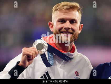 Aktenfoto vom 06.08.2024 des britischen Josh Kerr mit seiner Silbermedaille nach dem 1500-m-Finale der Männer. Edinburgher Kerr will seinen Titel 2023 in Tokio verteidigen, steht aber in einem offenen Feld mit 14 Rekordrennen unter 3:30. Ausgabedatum: Donnerstag, 11. September 2025. Stockfoto