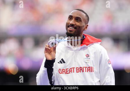 Aktenfoto vom 08.08.2024 von Matthew Hudson-Smith aus Großbritannien mit der Silbermedaille für die 400m. Bilddatum: Donnerstag, 8. August 2024. Der neue Vater Matt Hudson-Smith gehört zu den Favoriten für eine Jungfernwelt mit 400 m Gold, nachdem er 2022 Bronze und 2023 Silber gesammelt hatte. Ausgabedatum: Donnerstag, 11. September 2025. Stockfoto