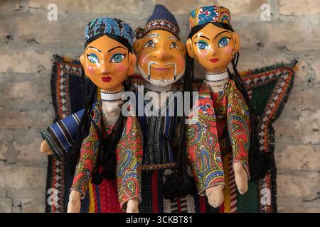 Handgefertigte usbekische Handpuppen zum Verkauf gibt es im Touristenladen in der Altstadt von Buchara, Usbekistan Stockfoto