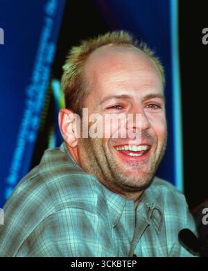 Bruce Willis Walter Bruce Willis * 19. März 1955 in Idar-Oberstein, Rheinland-Pfalz, Deutschland ist ein US-amerikanischer Schauspieler, Filmproduzent, Musiker/Komponist und Drehbuchautor mit deutschen Wurzeln. Das Foto entstand auf der Berlinale in Berlin 1996 *** Bruce Willis Walter Bruce Willis 19. März 1955 in Idar Oberstein, Rheinland-Pfalz, Deutschland ist ein US-amerikanischer Schauspieler, Filmproduzent, Musiker Komponist und Drehbuchautor mit deutschen Wurzeln das Foto wurde 1996 auf der Berlinale in Berlin aufgenommen Stockfoto