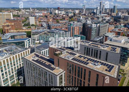 Blick aus der Vogelperspektive auf das Stadtzentrum von Leeds in West Yorkshire mit Blick auf moderne Gebäude mit Sonnenkollektoren auf dem Dach. Stockfoto