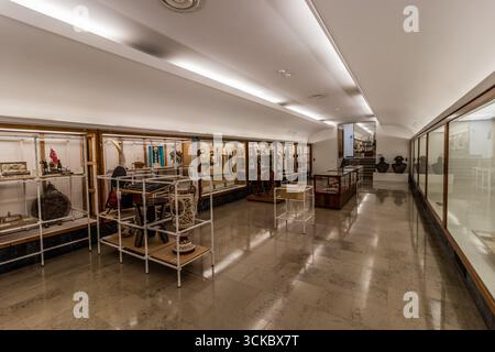 BELGRAD, SERBIEN - 8. OKTOBER 2021: Geschenke an Josip Broz Tito im Museum von Jugoslawien in Belgrad, Serbien Stockfoto