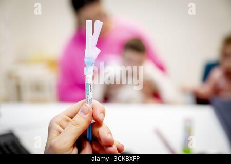 MAARTENSDIJK - Babys werden von einem Mitarbeiter des städtischen Gesundheitsdienstes (GGD) geimpft. Der RS-Impfstoff schützt Babys vor schweren Erkrankungen, die durch das RS-Virus verursacht werden. Ab Herbst 2025 wird Babys der RS-Impfstoff angeboten. Dieser Impfstoff ist für Säuglinge erhältlich, die ab dem 1. April 2025 geboren wurden. ANP /HOLLANDSE HOOGTE /ROBIN UTRECHT niederlande Out - belgien Out Stockfoto