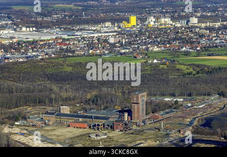 Blick aus der Vogelperspektive, Hammerkopfturm Robert Colliery East, CreativRevier Heinrich Robert, Blick auf den Hafen und die Broekelmann Ölmühle, Bezirk Herringen, H Stockfoto