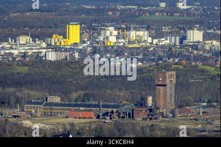 Blick aus der Vogelperspektive, Hammerkopfturm Robert Colliery East, CreativRevier Heinrich Robert, Blick auf den Hafen und die Broekelmann Ölmühle, Bezirk Herringen, H Stockfoto