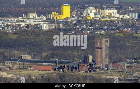 Blick aus der Vogelperspektive, Hammerkopfturm Robert Colliery East, CreativRevier Heinrich Robert, Blick auf den Hafen und die Broekelmann Ölmühle, Bezirk Herringen, H Stockfoto
