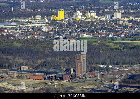 Blick aus der Vogelperspektive, Hammerkopfturm Robert Colliery East, CreativRevier Heinrich Robert, Blick auf den Hafen und die Broekelmann Ölmühle, Bezirk Herringen, H Stockfoto
