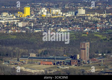 Blick aus der Vogelperspektive, Hammerkopfturm Robert Colliery East, CreativRevier Heinrich Robert, Blick auf den Hafen und die Broekelmann Ölmühle, Bezirk Herringen, H Stockfoto