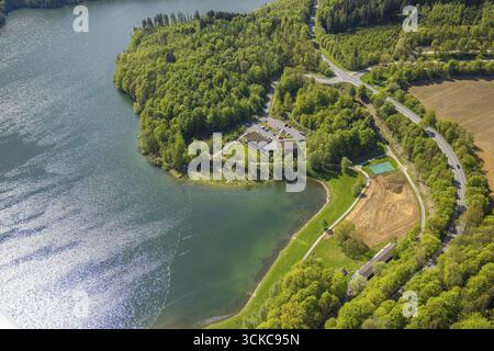 Aus der Vogelperspektive, Hennesee-Staudamm, Stausee im Arnsberger Wald, H1 am See, Baustelle Berghauser Bucht und Erdarbeiten am Badestrand, B Stockfoto